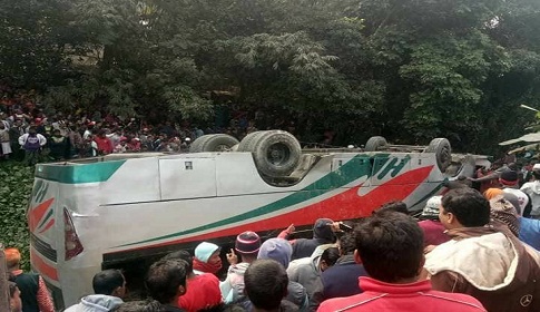 কালকিনিতে বাস খাদে পড়ে ড্রাইভার নিহত