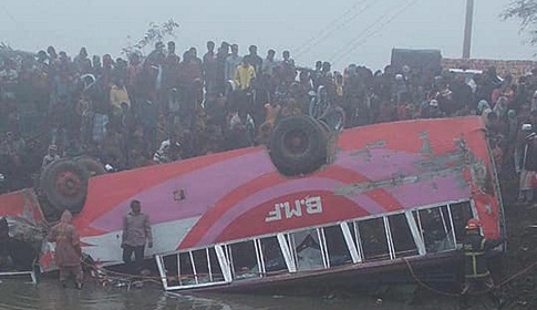 মাদারীপুরে পৃথক সড়ক দুর্ঘটনায় আহত ৪৫