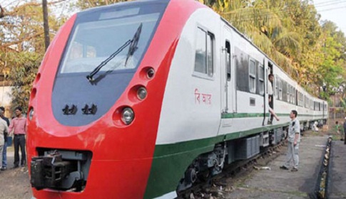 কুমিল্লায় ডেমু ট্রেন-ট্রাক সংঘর্ষে রেল যোগাযোগ বন্ধ