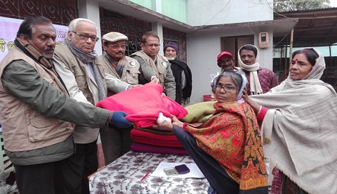 নওগাঁয় রেড ক্রিসেন্ট সোসাইটির শীতবস্ত্র বিতরণ