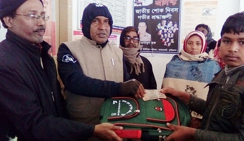 রাজারহাটে ঝরে পড়া শিক্ষার্থীদের মাঝে শিক্ষা উপকরণ বিতরণ