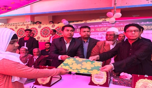 রায়পুরে ছাত্রলীগের শিক্ষা উপকরণ বিতরণ