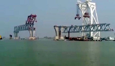 দ্বিতীয় স্প্যান বসানো হচ্ছে পদ্মা সেতুতে
