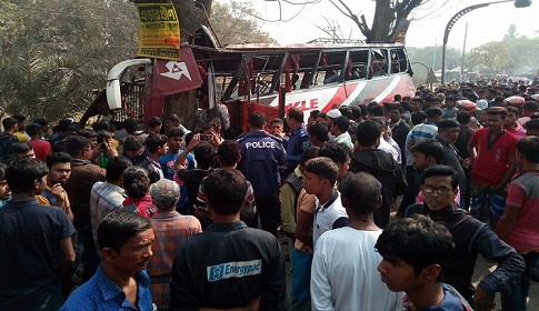 ফরিদপুরে সড়ক দুর্ঘটনায় ভারতীয় নাগরিকসহ নিহত ৬