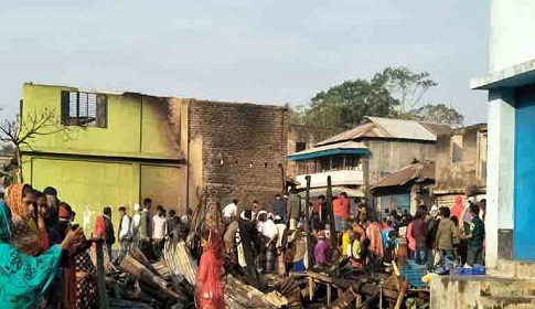 রাঙ্গাবালীতে ভয়াবহ অগ্নিকাণ্ডে ২৮ দোকান ভস্মিভূত