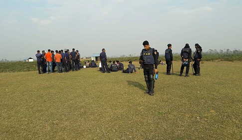 পুলিশের সাথে গ্রামবাসীর সংঘর্ষ, গুলিবিদ্ধসহ আহত ১০