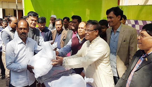 লালপুরে শুকনা খাবার ও শীতবস্ত্র বিতরণ
