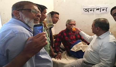 ফখরুলের অনুরোধে অনশন ভাঙলেন অ্যাডভোকেট আবেদ রাজা