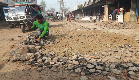 সিরাজদিখানে নষ্ট পিচ ও পুরাতন খোয়া দিয়ে রাস্তা নির্মাণের অভিযোগ