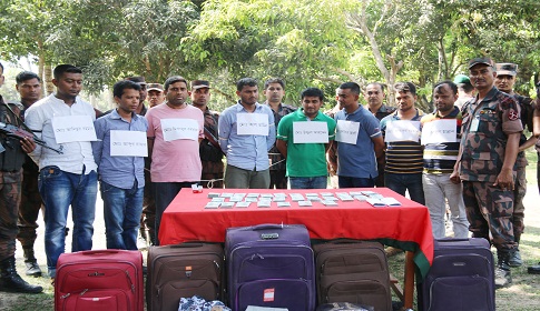 চুয়াডাঙ্গায় ২ লক্ষ ১৬ হাজার ইউএস ডলারসহ আটক ৮