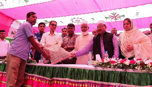 দামুড়হুদায় ক্ষুদ্র প্রান্তিক কৃষকদের মাঝে সার বীজ বিতরণ