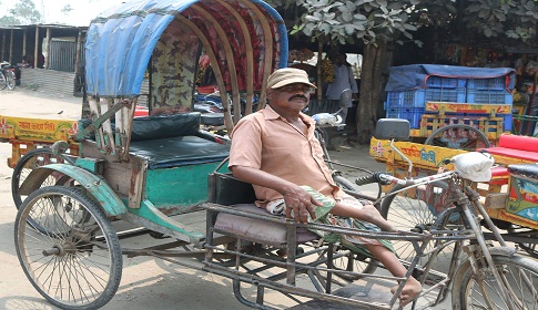 এক হাতেই ভাগ্য বদলের চেষ্টা