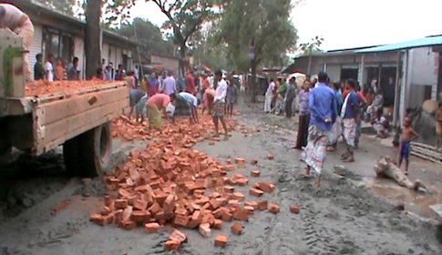 ধামরাই-সাটুরিয়া সড়কের সংস্কার চলছে