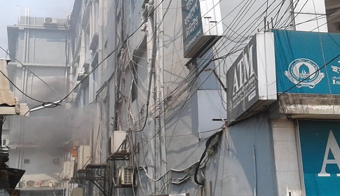মৌলভীবাজারে বাণিজ্যিক ভবনের আগুন নিয়ন্ত্রণে
