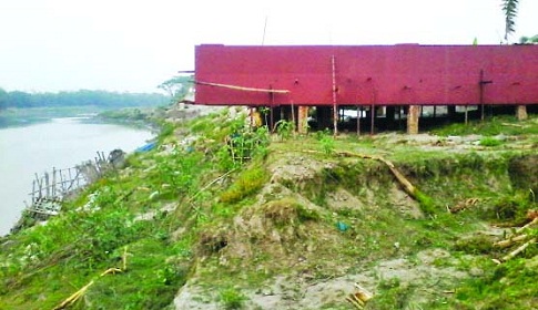কাপাসিয়ায় শীতলক্ষ্যা নদীর তীর দখল করে কারখানা নির্মাণ