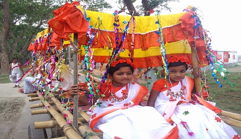 কালের বিবর্তনে হারিয়ে যাচ্ছে গরু মহিষের গাড়ি