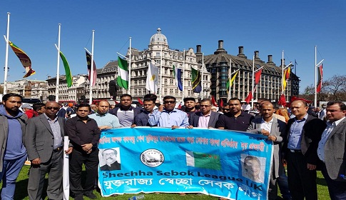 প্রধানমন্ত্রীকে ওয়েস্টমিনিস্টার পার্লামেন্টের সামনে স্বেচ্ছাসেবক লীগের অভ্যর্থনা