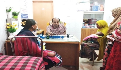 গরিবের ডাক্তার না হয়েও তিনিই সত্যিকারের ডাক্তার