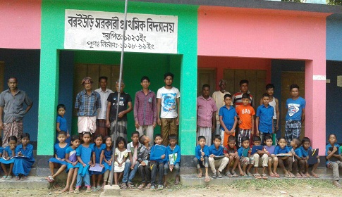 পরীক্ষার সময় শিক্ষক নেই, বন্ধ স্কুলে ক্ষুব্ধ অভিভাবকদের তালা