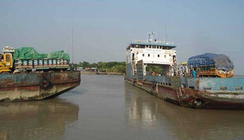 বৈরী আবহাওয়ায় পদ্মায় ফেরি চলাচল বন্ধ