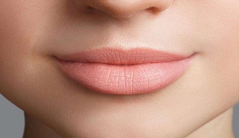 গোলাপি ঠোঁট পেতে এড়িয়ে চলুন ৫ অভ্যাস!