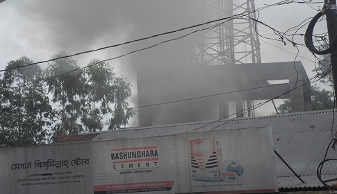 রাজারহাটে বাংলালিংক টাওয়ারে ভয়াবহ অগ্নিকাণ্ড