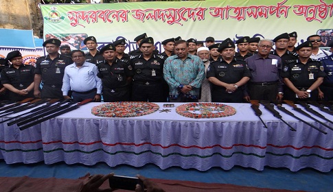 সুন্দরবনে বনদস্যু বাহিনীর ৫৭ সদস্যের আত্মসমর্পণ