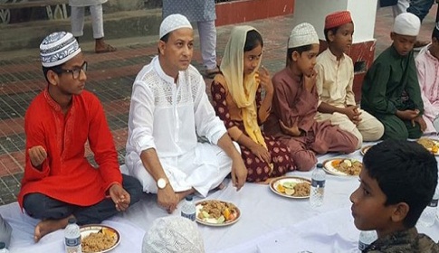 সাভারে এতিম প্রতিবন্ধী ও পথ শিশুদের নিয়ে ইফতার করলেন চেয়াম্যান ফখরুল আলম