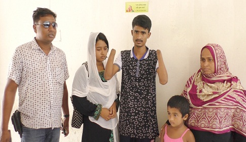 ঝিনাইদহে চিহ্নিত মাদক ব্যবসায়ী হাতকাটা তরুনের আত্মসমর্পন