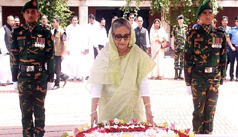 বঙ্গবন্ধুর সমাধিতে প্রধানমন্ত্রীর পুষ্পস্তবক অর্পণ