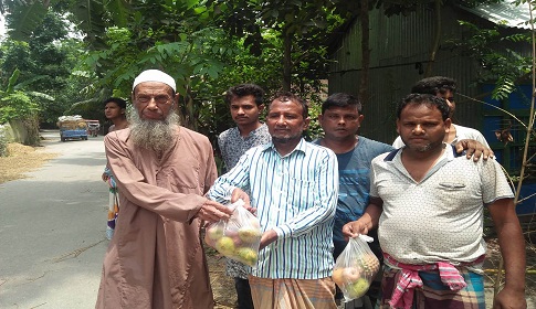 কালকিনিতে ইফতার সামগ্রী বিতরণ