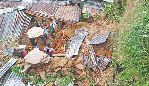 রাঙ্গামাটিতে পাহাড় ধসে নিহত ১১