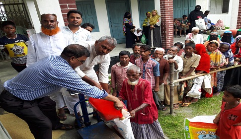 সিরাজদিখানে ঈদ উপলক্ষে ৯৬১ জনকে চাল বিতরণ