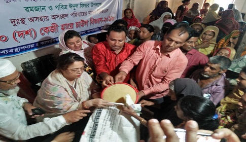 কাপাসিয়ায় বিজিএফ-এর চাল বিতরণ করলেন রিমি এমপি