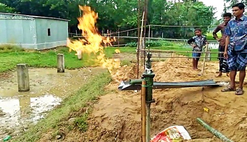 শেরপুরে নালিতাবাড়িতে নলকূপ থেকে বেরুচ্ছে প্রাকৃতিক গ্যাস