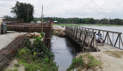 জলঢাকায় ব্রীজ নির্মাণ কাজের ধীরগতিতে জন দুর্ভোগ চরমে