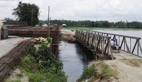 জলঢাকায় ব্রীজ নির্মাণ কাজের ধীরগতিতে জন দুর্ভোগ চরমে 