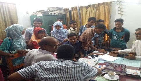 রানীশংকৈলে প্রভাষকের জালিয়াতির স্বীকার ডিগ্রী পরীক্ষার্থীদের অবশেষে ফরম পূরণ