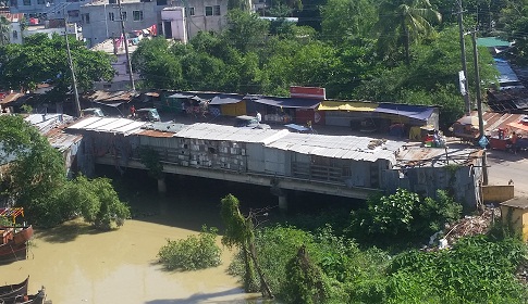 কর্ণফুলীতে সড়ক দখল করে ২ পুলে ২৫ দোকান, জনভোগান্তি