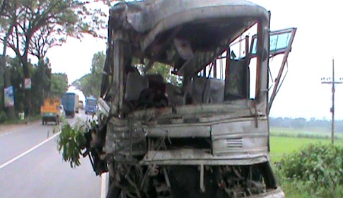 ধামরাইয়ে কার্ভাড ভ্যান-বাস মুখোমুখি সংর্ঘষে আহত ৪০