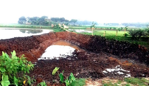 রাস্তা কেটে পুকুর বিফলে গেল ৫০ লাখ টাকার ব্রীজ!