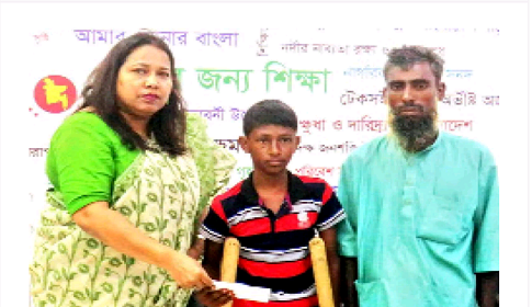 তাড়াশের পা হাড়ানো রাকিবের পাশে দাঁড়ালেন জেলা প্রশাসক