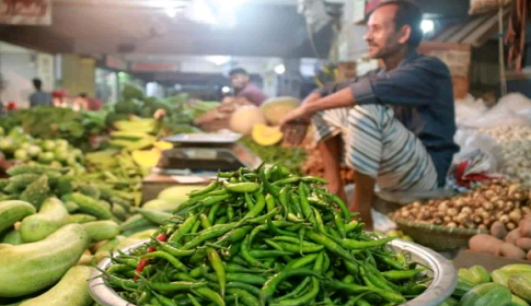 রায়গঞ্জে কাঁচা মরিচের দাম আকাশ ছোঁয়া