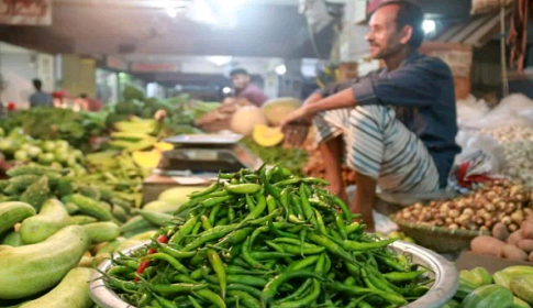 রায়গঞ্জে কাঁচা মরিচের দাম আকাশ ছোঁয়া