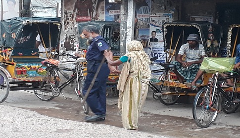 সিরাজগঞ্জে মানবতার বাপ-মা আজও মরেনি