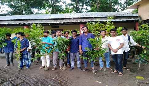 রায়পুরে ছাত্রলীগের উদ্যোগে গাছের চারা রোপন ও বিতরণ