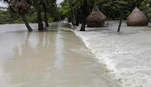 কলাপাড়ায় বর্ষার শুরতেই ডুবে আছে পাঁচ গ্রাম, হাজারো মানুষের দুর্ভোগ