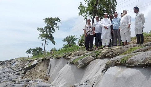 কুয়াকাটার ভাঙন কবলিত এলাকা পরিদর্শণ করেছেন এমপি মাহবুবুর রহমান