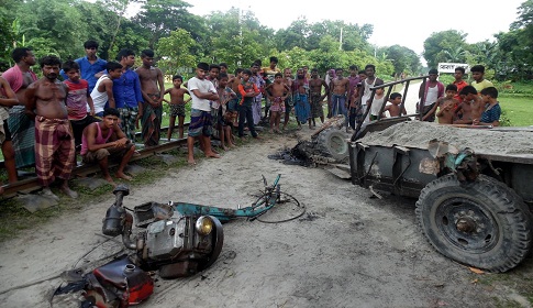 গৌরীপুরে ট্রেনের সাথে হ্যান্ডট্রলি সংঘর্ষ