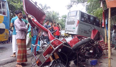 রংপুরে নৈশকোচের চাপায় ইজিবাইকের ৩ যাত্রী নিহত